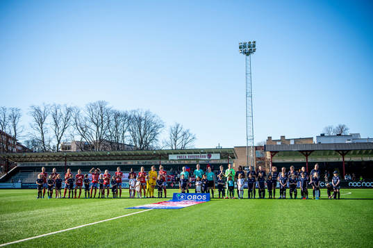 FC Rosengårds spelare ställer upp på Malmö IP innan