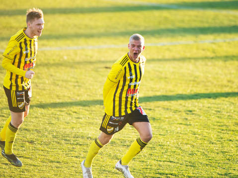 IFK Hässleholms Olle Kjellman Olblad har gjort 2-1 och