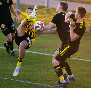 IFK Hässleholms André Gustafson cykelsparkar i matchen i