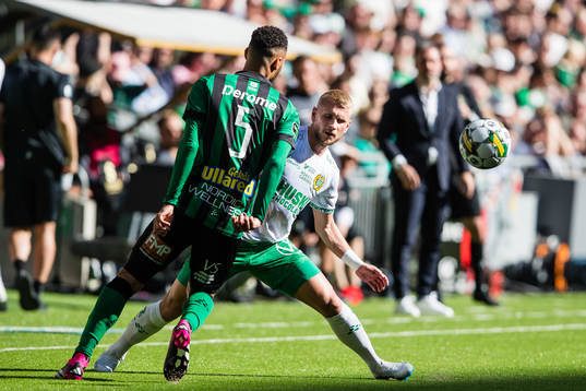 Varbergs Vinicius Nogueira de Oliveira i kamp om bollen med