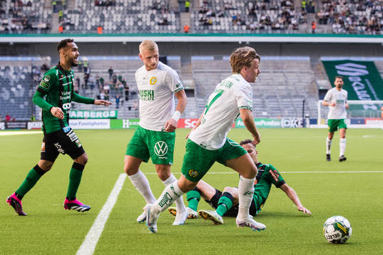 Hammarbys August Mikkelsen tar sig förbi Varbergs försvar