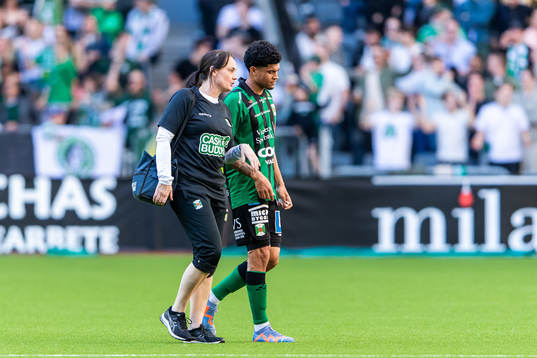 Varbergs Luke Le Roux lämnar plan skadad