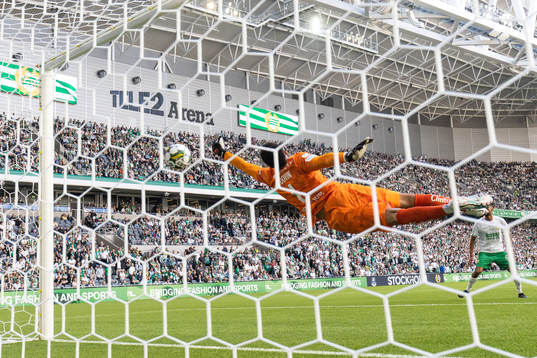 Hammarbys målvakt Oliver Dovin med en räddning
