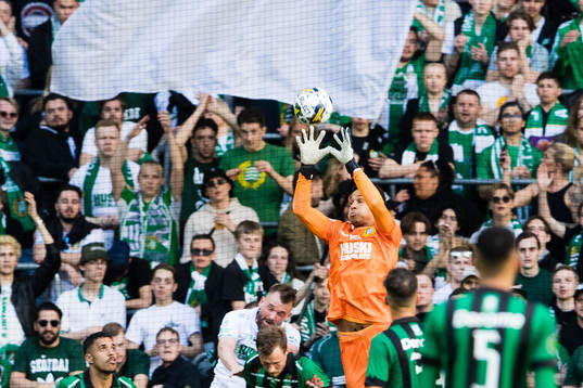Hammarbys målvakt Oliver Dovin plockar ner bollen på en