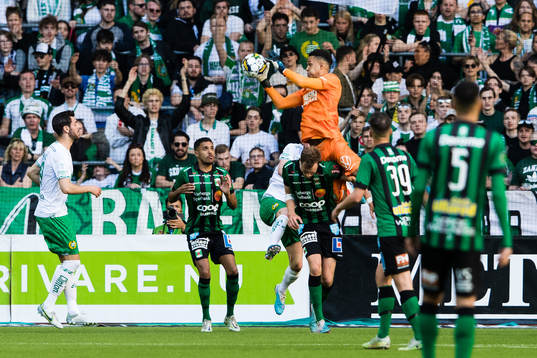 Hammarbys målvakt Oliver Dovin plockar ner bollen på en