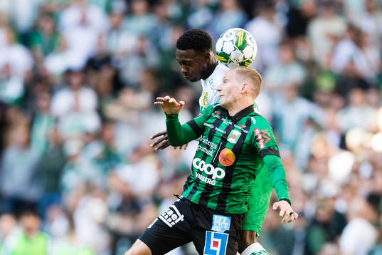 Hammarbys Shaquille Pinas i en nickduell med Varbergs