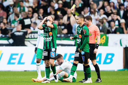 Varbergs Oliver Alfonsi får gult kort av domare Joakim