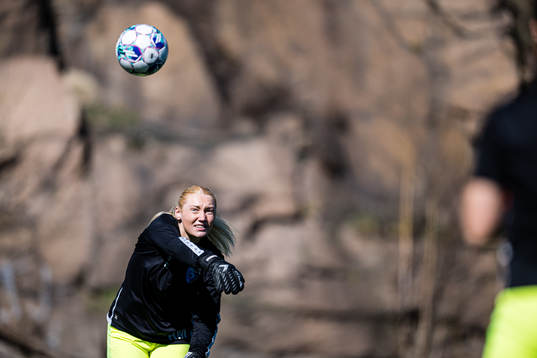 Hannah Marie Heckmann Markussen of Fyllingsdalen warms up