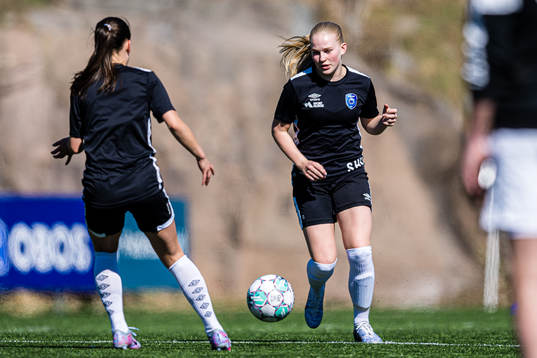 Synne Hauge Kjølholdt of Fyllingsdalen warms up