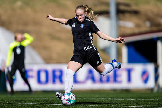 Synne Hauge Kjølholdt of Fyllingsdalen warms up