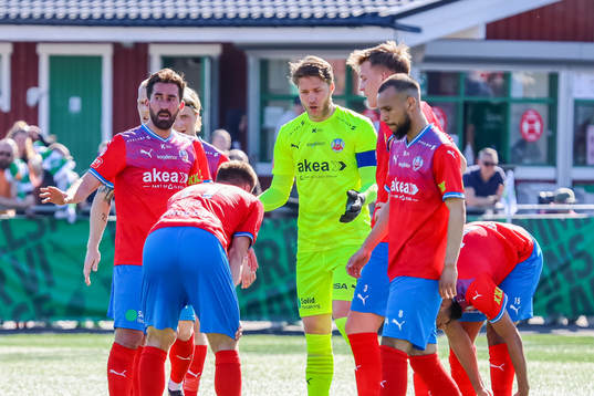 Helsingborgs Frederik Holst, målvakt Kalle Joelsson,