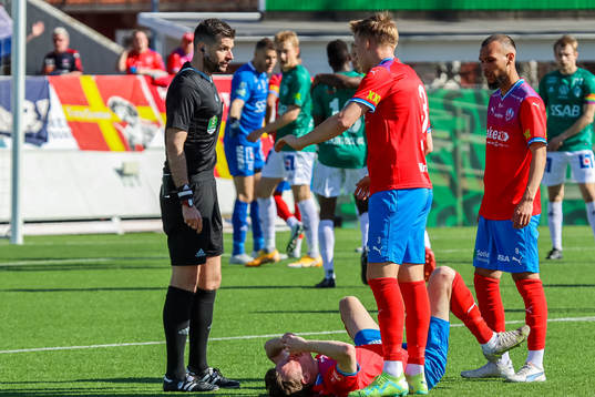 Domare Enzo Vesprini i diskussion med Casper Widell och