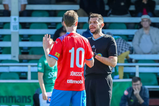 Helsingborgs Rasmus Jönsson i diskussion med domare Enzo