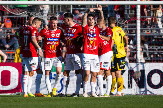 Degerfors Damjan Pavlovic jublar med lagkamrater