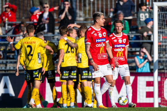 Elfsborgs Sveinn Guðjohnsen jublar med lagkamrater