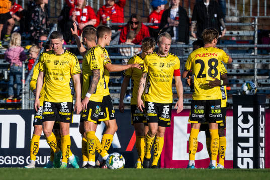 Elfsborgs Johan Larsson jublar med lagkamrater