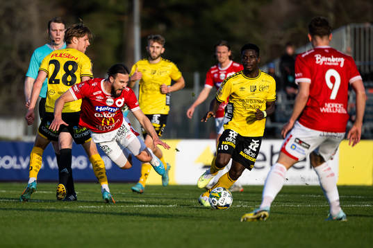 Elfsborgs Noah Söderberg och Degerfors Abdelkarim Mammar