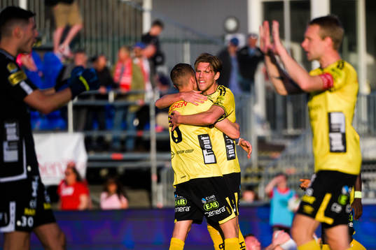 Elfsborgs Sebastian Holmen och Noah Söderberg jublar