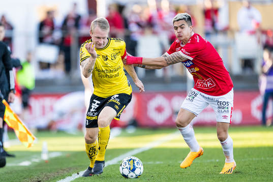 Elfsborgs Johan Larsson och Degerfors Diego De Jesus Campos