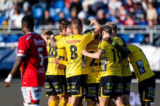 Elfsborgs Sveinn Guðjohnsen jublar med lagkamrater