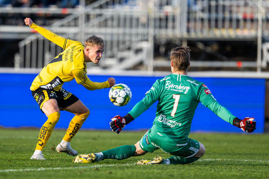 Elfsborgs Jacob Ondrejka och Degerfors målvakt Sondre