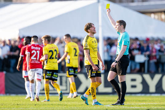 Elfsborgs Noah Söderberg varnas av domare Oscar Johnson