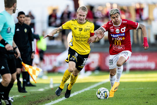Elfsborgs Johan Larsson och Degerfors Diego De Jesus Campos