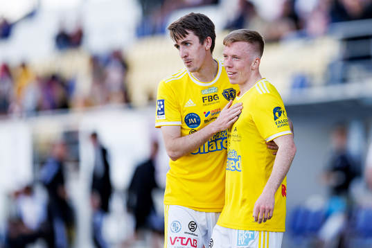 Falkenbergs Adam Eriksson och Lucas Sibelius jublar