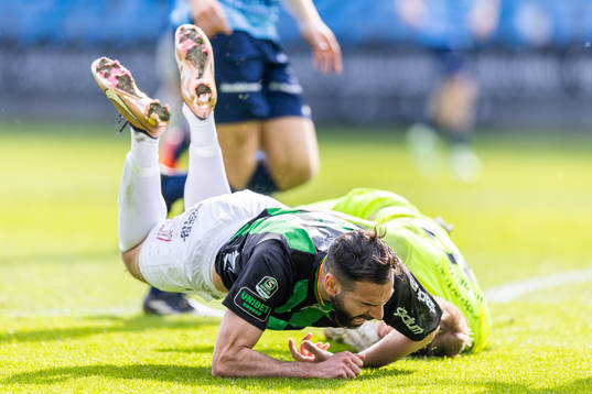 GAIS Mervan Celik fälls av Landskronas målvakt Svante