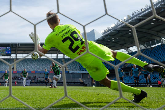 Landskronas målvakt Svante Hildeman räddar en straff