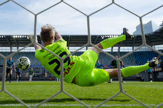 Landskronas målvakt Svante Hildeman räddar en straff