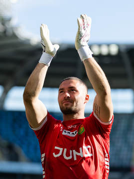GAIS målvakt Mergim Krasniqi jublar och tackar klacken