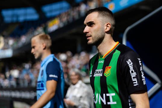 GAIS Egzon Binaku på väg in för line up innan