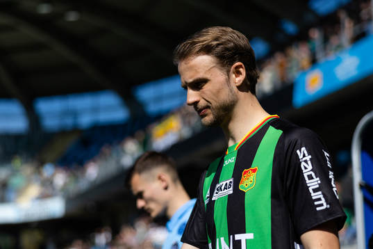 GAIS Gustav Lundgren  på väg in för line up innan