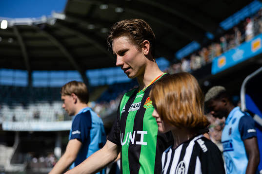GAIS Robin Frej på väg in för line up innan