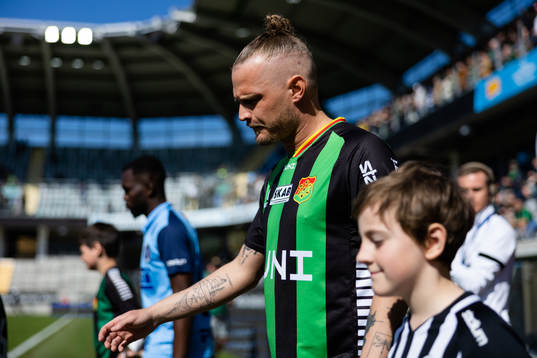 GAIS Jonas Lindberg på väg in för line up innan