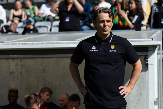GAIS tränare Fredrik Holmberg innan fotbollsmatchen i