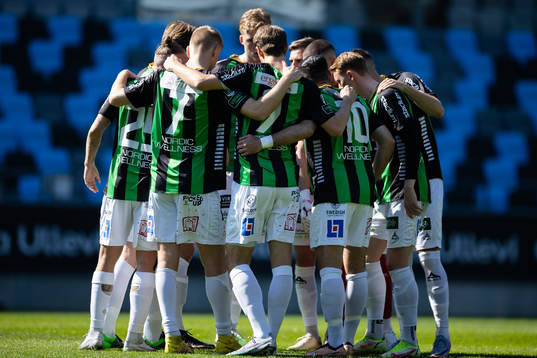 GAIS spelare samlade innan fotbollsmatchen i Superettan