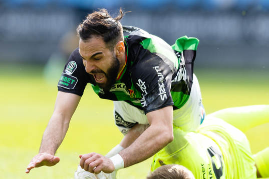 GAIS Mervan Celik fälls av Landskronas målvakt Svante