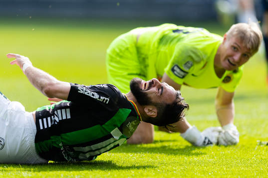 GAIS Mervan Celik fälls av Landskronas målvakt Svante