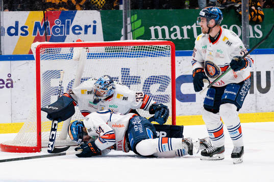Växjös Joel Persson och målvakt Emil Larmi