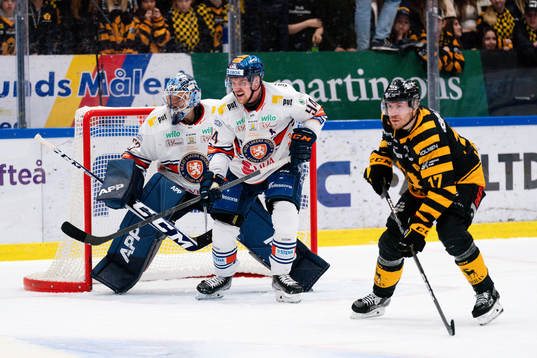 Växjös Joel Persson och målvakt Emil Larmi