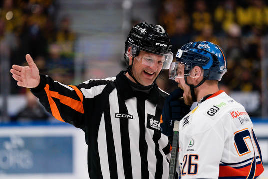 Domare Mikael Nord och Växjös Joel Kellman
