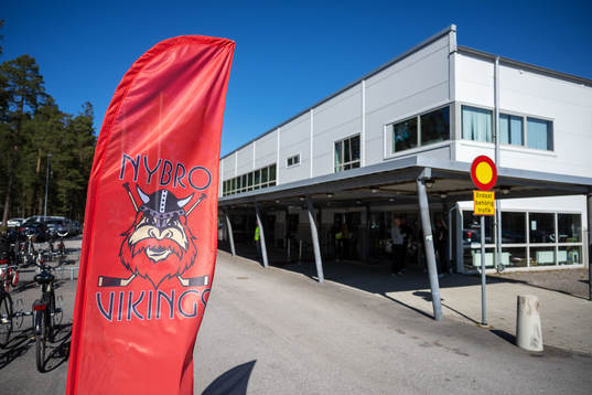 Eb vimpel utanför Liljas Arena