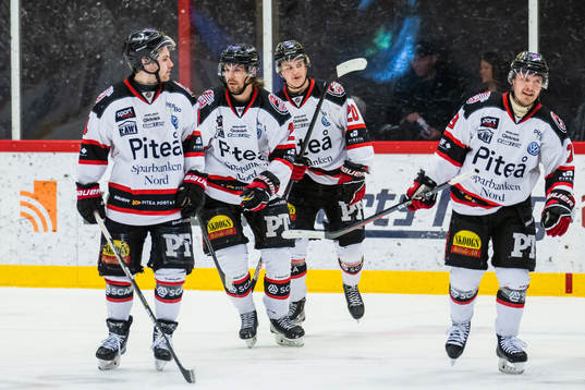 Piteås Erik Wikgren jublar med lagkamrater