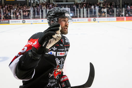 Nybros Eero Savilahti jublar