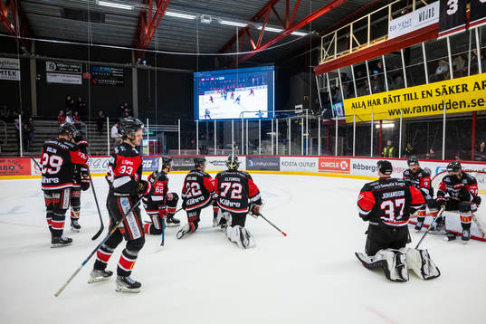 Nybros spelare inväntar resultatet från Kalmars match