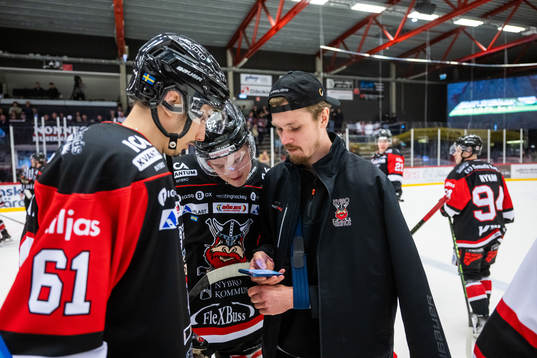 Nybros Oskar Matushkin och Carl-Henrik Edwardsson kollar i