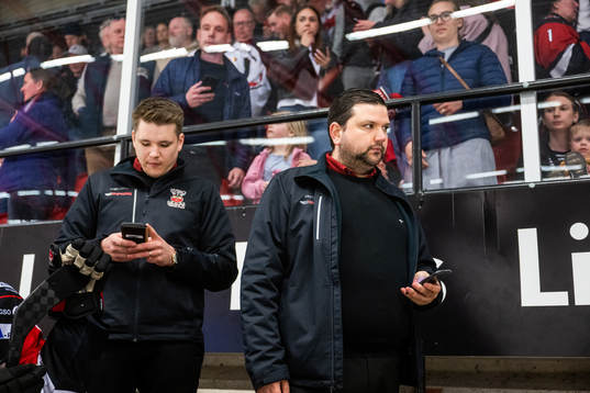 Nybros tränare Pontus Nyberg kollar telefonen