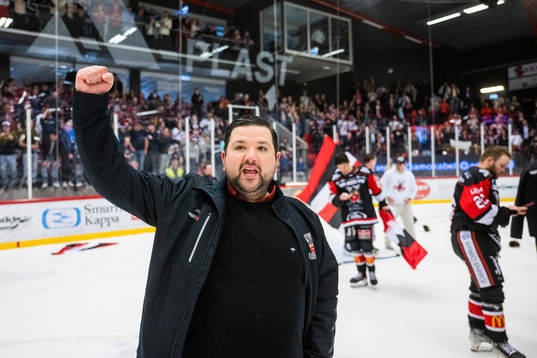 Nybros tränare Pontus Nyberg jublar
